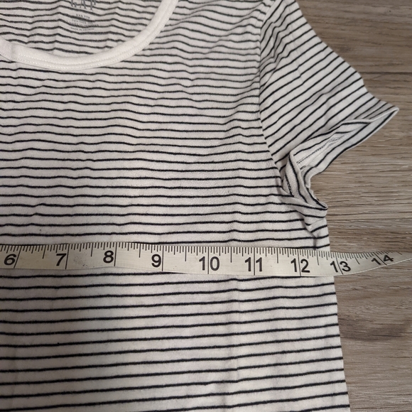 NWT gap feather tee, size xxs - Picture 2 of 5